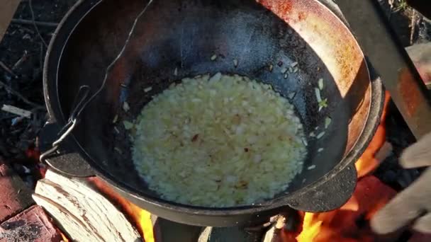 Cocinar pilaf. Dobla la carne — Vídeo de stock