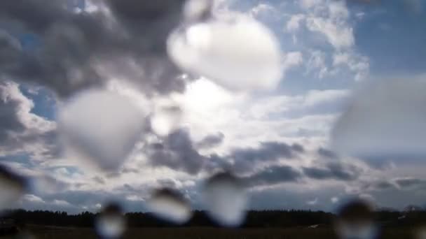 Pluie et soleil. Gouttes sur l'objectif 