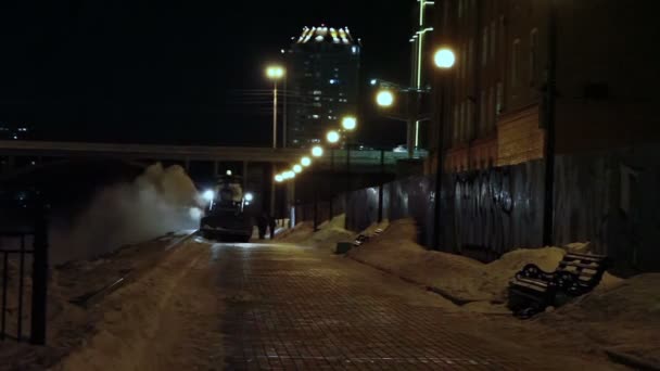 Тракторы ночью для уборки снега — стоковое видео