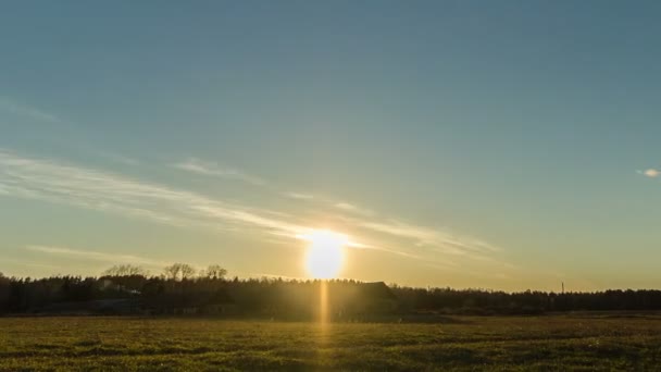 Puesta de sol sobre el campo con un granero. Las estrellas aparecen. Tiempo de caducidad — Vídeo de stock