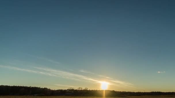 Zonsondergang over het veld met een schuur. sterren verschijnen. time-lapse — Stockvideo