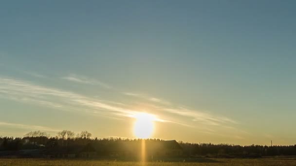 Západ slunce nad polem s stodoly. hvězdy se objeví. časová prodleva — Stock video