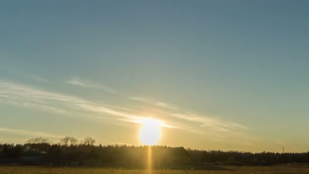 Puesta de sol sobre el campo con un granero. Las estrellas aparecen. Tiempo de caducidad — Vídeos de Stock