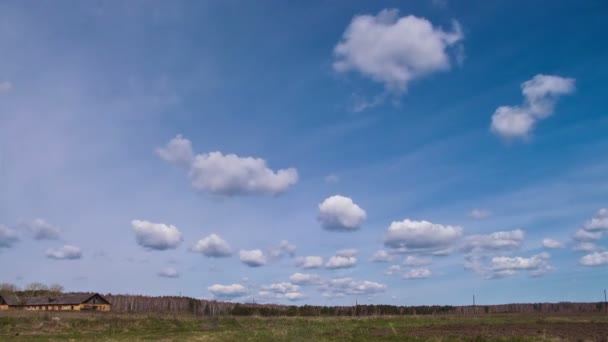 Forma de nuvens sobre o campo — Vídeo de Stock