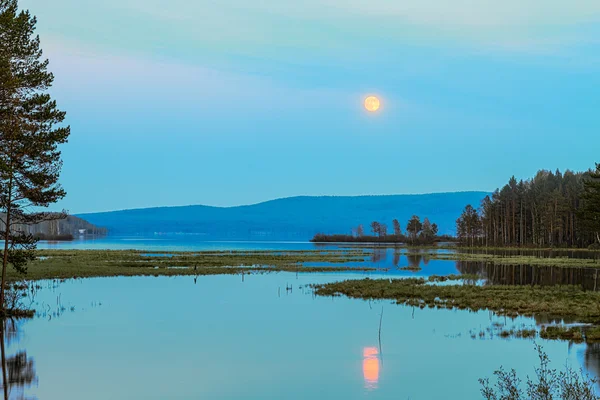 Lua refletida no lago — Fotografia de Stock