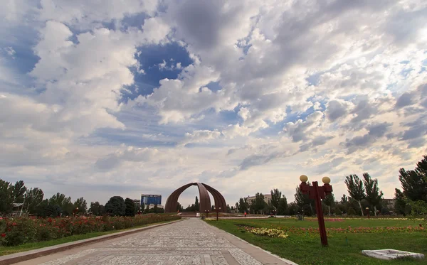 Monumento da Vitória - Praça da Vitória. Memorial - Arquitetura e escultura. Quirguistão, Bishkek . — Fotografia de Stock