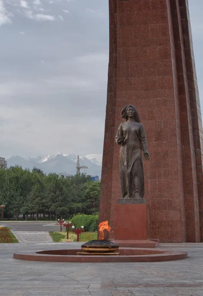 Monumento de la Victoria Plaza de la Victoria. Memorial - Arquitectura y escultura. Kirguistán, Biskek . — Foto de Stock