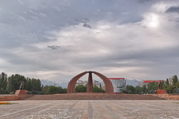 Monumento de la Victoria Plaza de la Victoria. Memorial - Arquitectura y escultura. Kirguistán, Biskek . — Foto de Stock