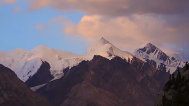 Güneş batıyor, yıldız. Tien shan. zaman atlamalı