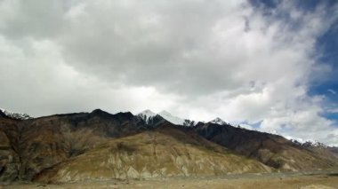 Bulutların üzerinde buzul inylchek. kirgystan, Merkez tien shan