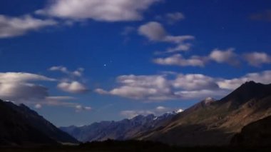 dağlarda mehtaplı bir gece. zaman atlamalı