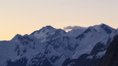 Sunrise dağlarda. zaman atlamalı