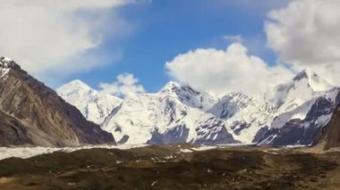 Bulutların üzerinde buzul inylchek. kirgystan, Merkez tien shan