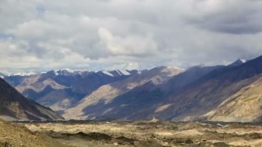 Bulutların üzerinde buzul inylchek. kirgystan, Merkez tien shan