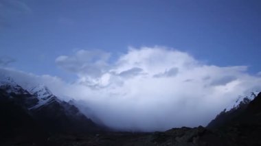 dağlarda günbatımı. kirgystan, Merkez tien shan, vadi inylchek