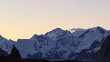 Sunrise dağlarda. zaman atlamalı
