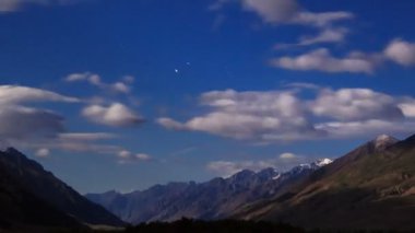 dağlarda mehtaplı bir gece. zaman atlamalı