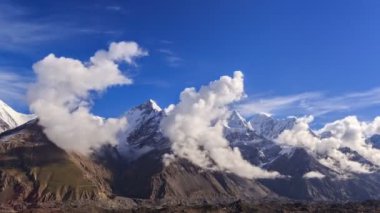 Bulutların üzerinde buzul inylchek. kirgystan, Merkez tien shan