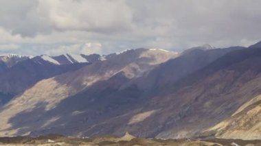 Bulutların üzerinde buzul inylchek. kirgystan, Merkez tien shan