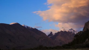 Güneş batıyor, yıldız. Tien shan. zaman atlamalı
