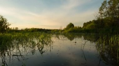 suya yansıyan günbatımı