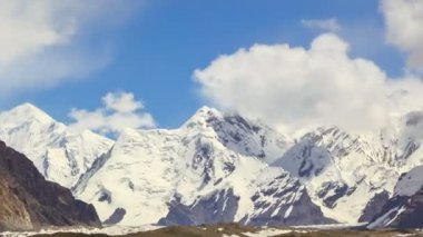Bulutların üzerinde buzul inylchek. kirgystan, Merkez tien shan