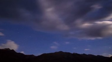 gece dağlarda. zaman atlamalı