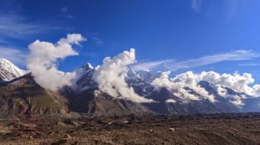 Bulutların üzerinde buzul inylchek. kirgystan, Merkez tien shan