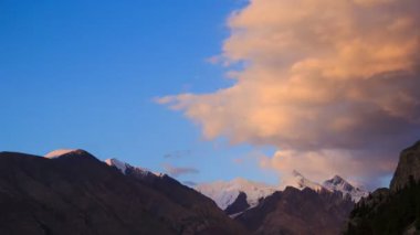 Güneş batıyor, yıldız. Tien shan. zaman atlamalı