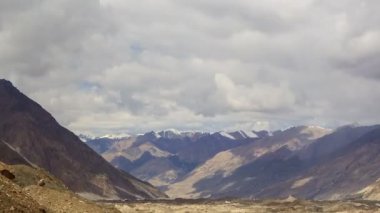 Bulutların üzerinde buzul inylchek. kirgystan, Merkez tien shan