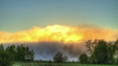 Sunrise sisin içinden. gerçek hdr. parlak renkler ve yüksek karşıtlık. zaman atlamalı