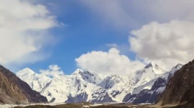 Bulutların üzerinde buzul inylchek. kirgystan, Merkez tien shan