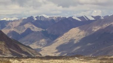 Bulutların üzerinde buzul inylchek. kirgystan, Merkez tien shan