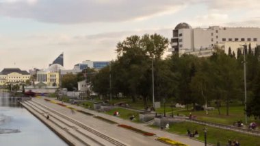 gün batımında çok renkli bir çeşme. Yekaterinburg, Rusya Federasyonu. zaman atlamalı