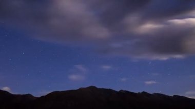 gece dağlarda. zaman atlamalı