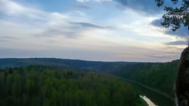 günbatımı Nehri üzerinde. zaman atlamalı