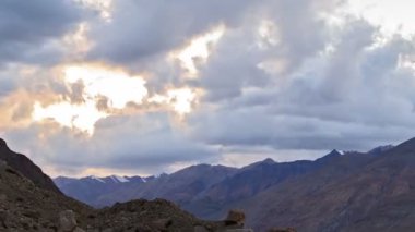 Sunset mountains.time sukut içinde