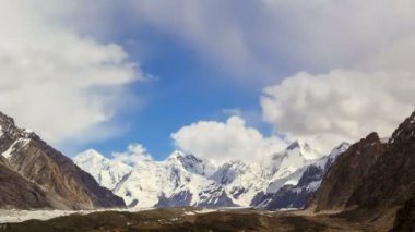 Bulutların üzerinde buzul inylchek. kirgystan, Merkez tien shan