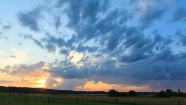 Puesta de sol y tormentas eléctricas. Un rayo destelló. Tiempo de caducidad — Vídeo de stock