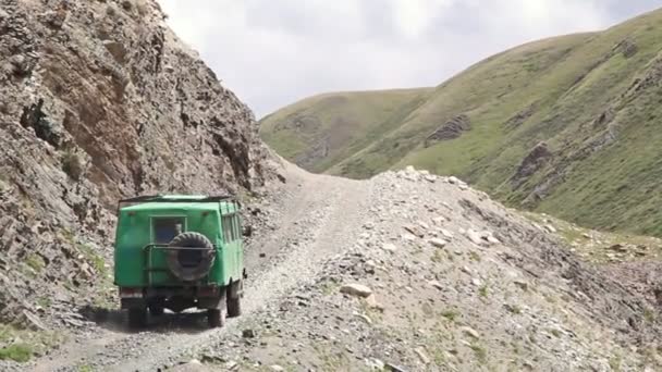 Vozík na nebezpečné horské silnici危険な山岳道路上のトラック — ストック動画