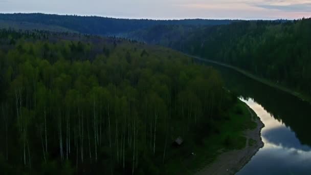 Solnedgång över floden. tidsinställd — Stockvideo