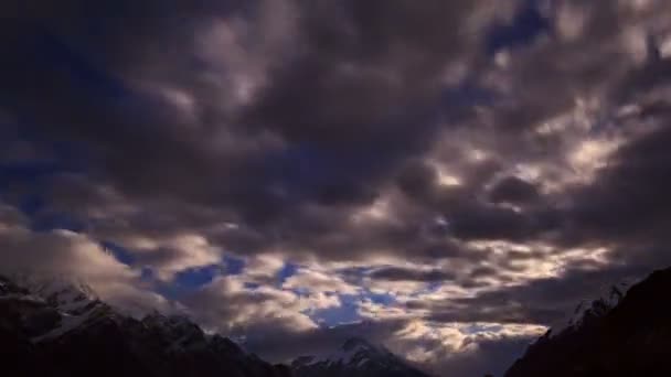 Salida de la luna en la montaña. Tiempo de caducidad — Vídeos de Stock