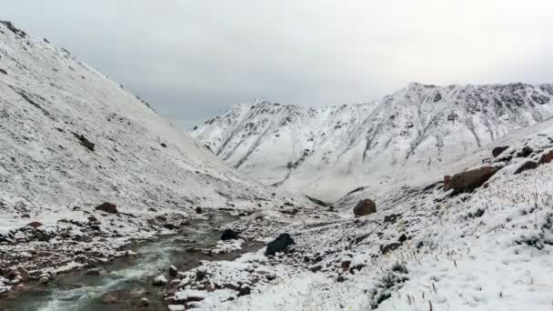Sneeuw smelt in de bergen. time-lapse — Stockvideo