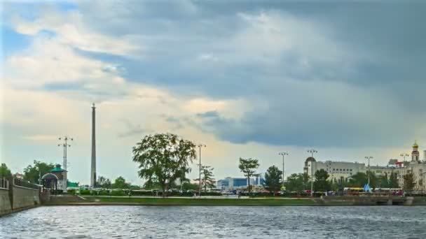 Regen gaat voorbij aan de stad. Jekaterinenburg Rusland. time-lapse — Stockvideo