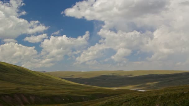 Mraky v horách. kirgystan, centrální Ťan Šan — Stock video