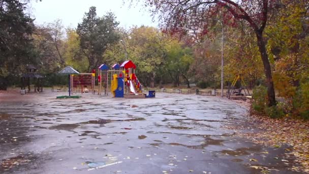 Aire de jeux pour enfants à l'automne, Ekaterinburg, Russie . — Video