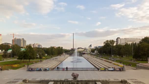 Veelkleurige fontein bij zonsondergang. Yekaterinburg, Rusland. time-lapse — Stockvideo