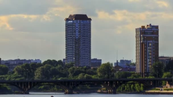 Nuvens sobre a ponte — Vídeo de Stock