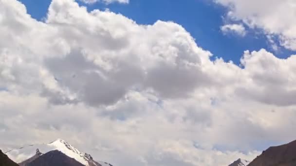 Nuages dans les montagnes. River Valley Tuz — Video