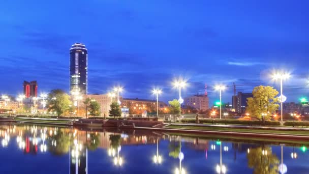 Salida del sol en el paseo marítimo. Ekaterinburg, Rusia. Tiempo de caducidad — Vídeos de Stock